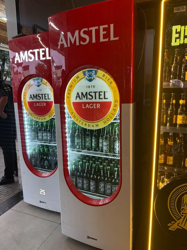 Garrafas de cerveja nas geladeiras do restaurante