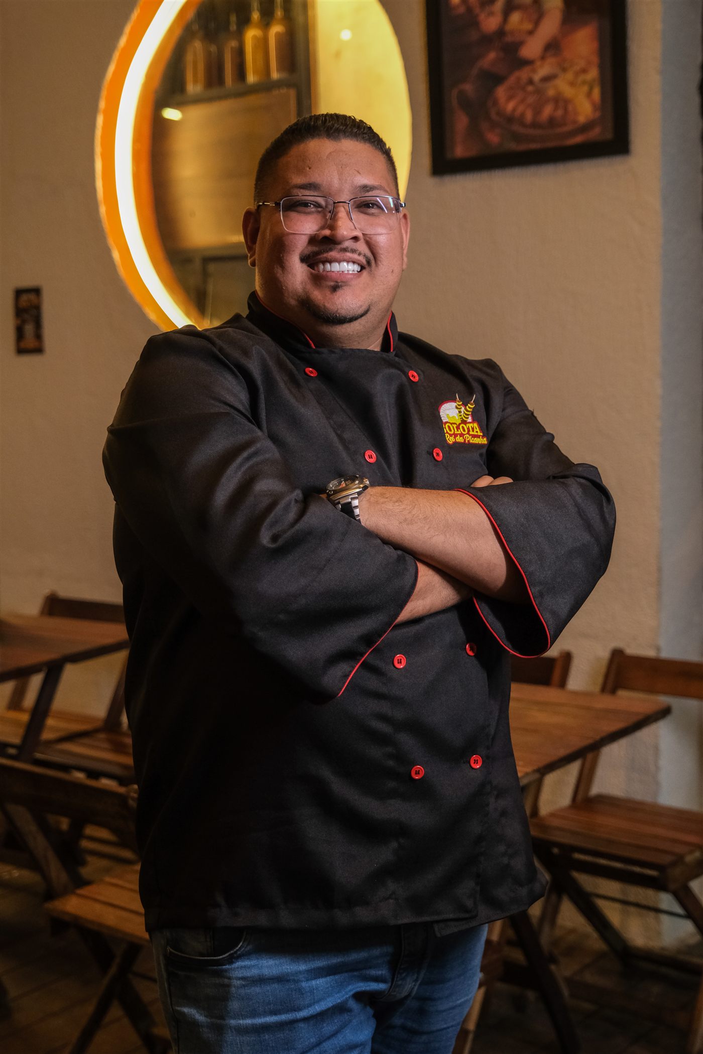 Bolota, sorrindo no restaurante