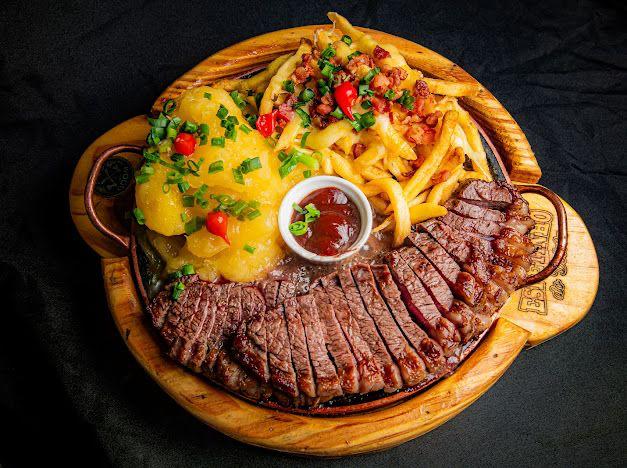 Chapa farta de picanha com batatas, mandioca e molho da casa
